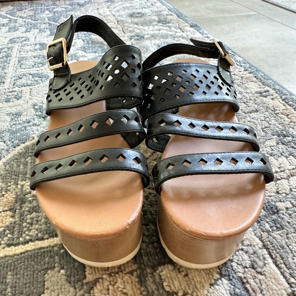 Qupid wedge shoe